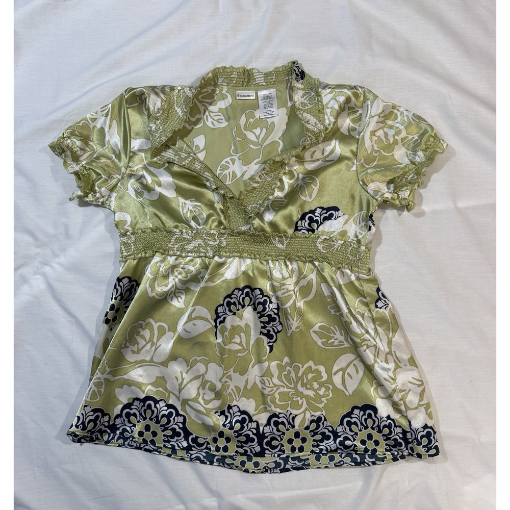 No Boundaries Junior Silky Ruffle Collar V-Neck Short Sleeve Blouse L (11/13)